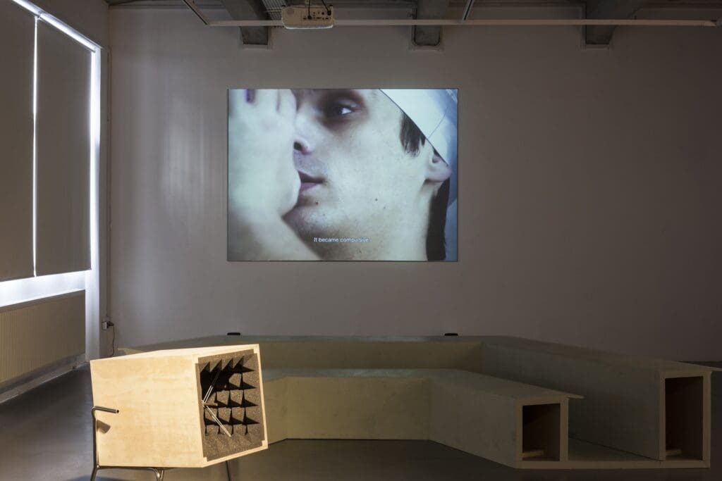 COMPLICITĂȚI ÎNSTRĂINATE, Salonul de proiecte